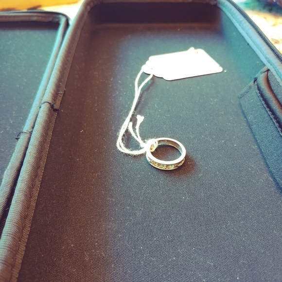 Silver and Peridot Ring - Picture 2 of 4